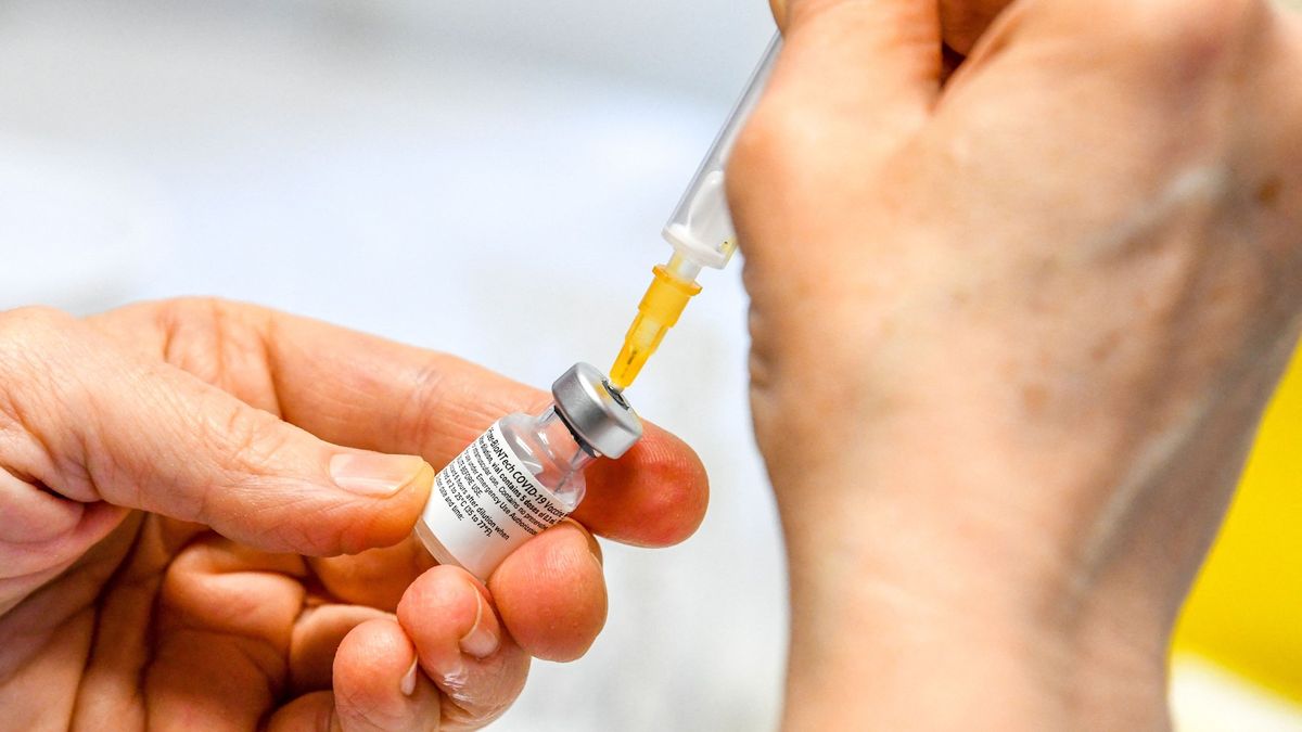 Boj s variantou z JAR. Pfizer chce testovat novou verzi vakcíny